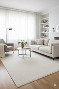 Modern beyaz çizgili halı, krem koltuk, gri berjer ve sehpa ile aydınlık oturma odası