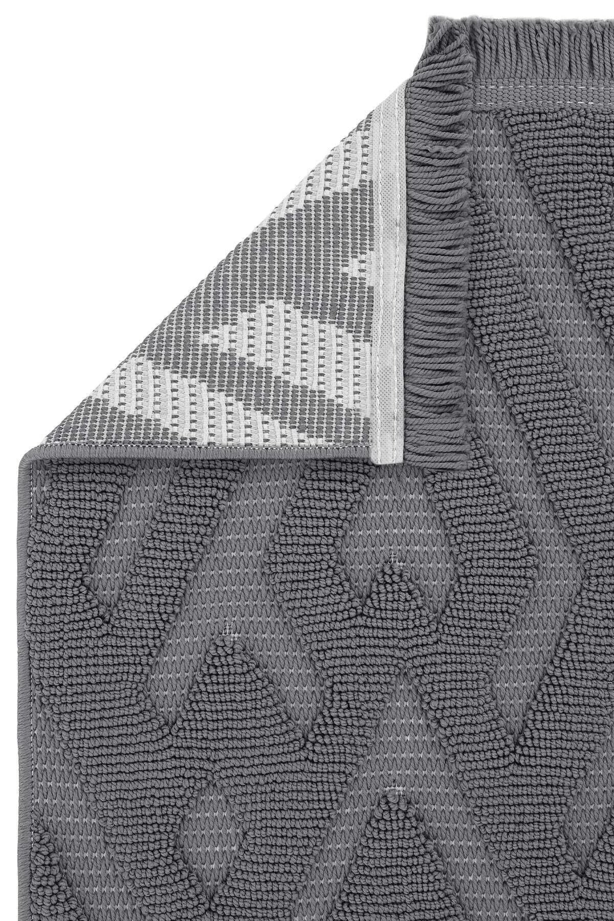 Gri ve beyaz renklerde geometrik desenli dokulu banyo paspası detay görünümü