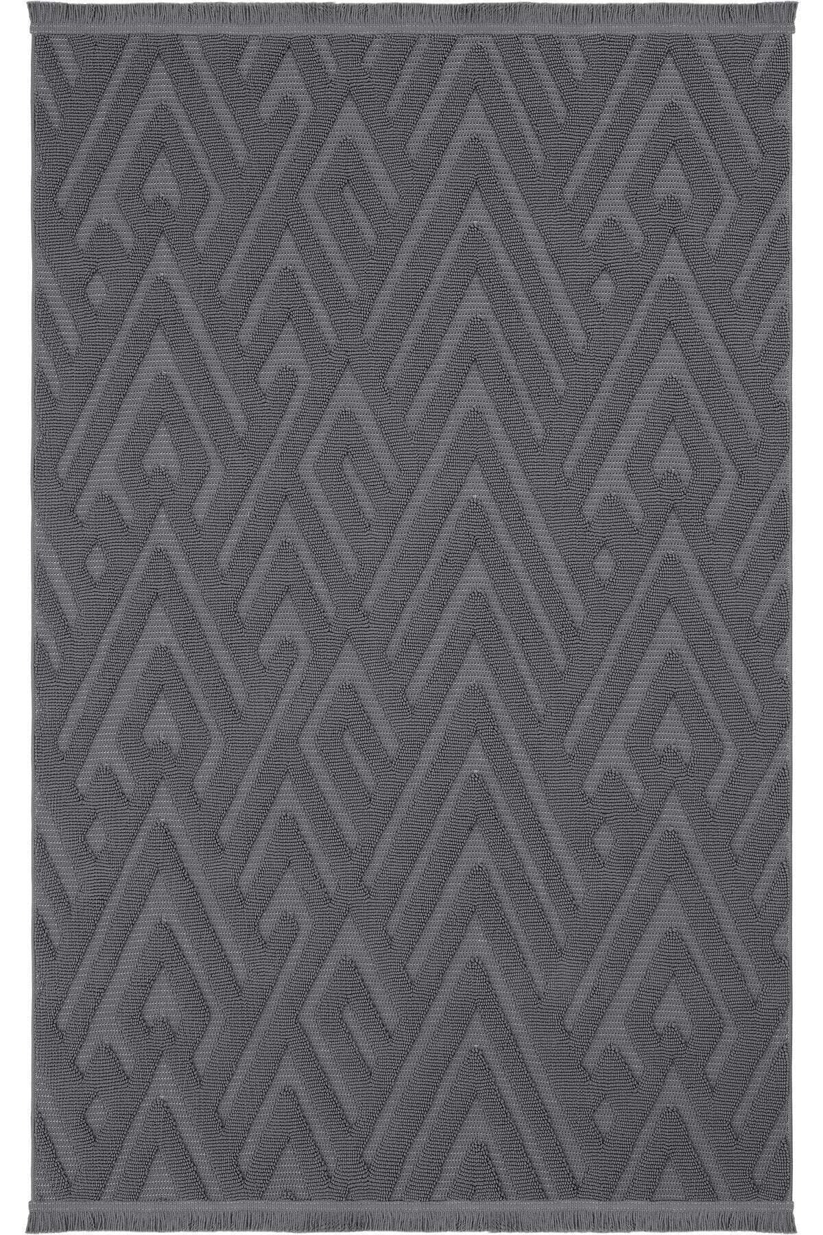 Gri renkli, geometrik üçgen desenli modern dokuma halı, kenarlarında püsküller