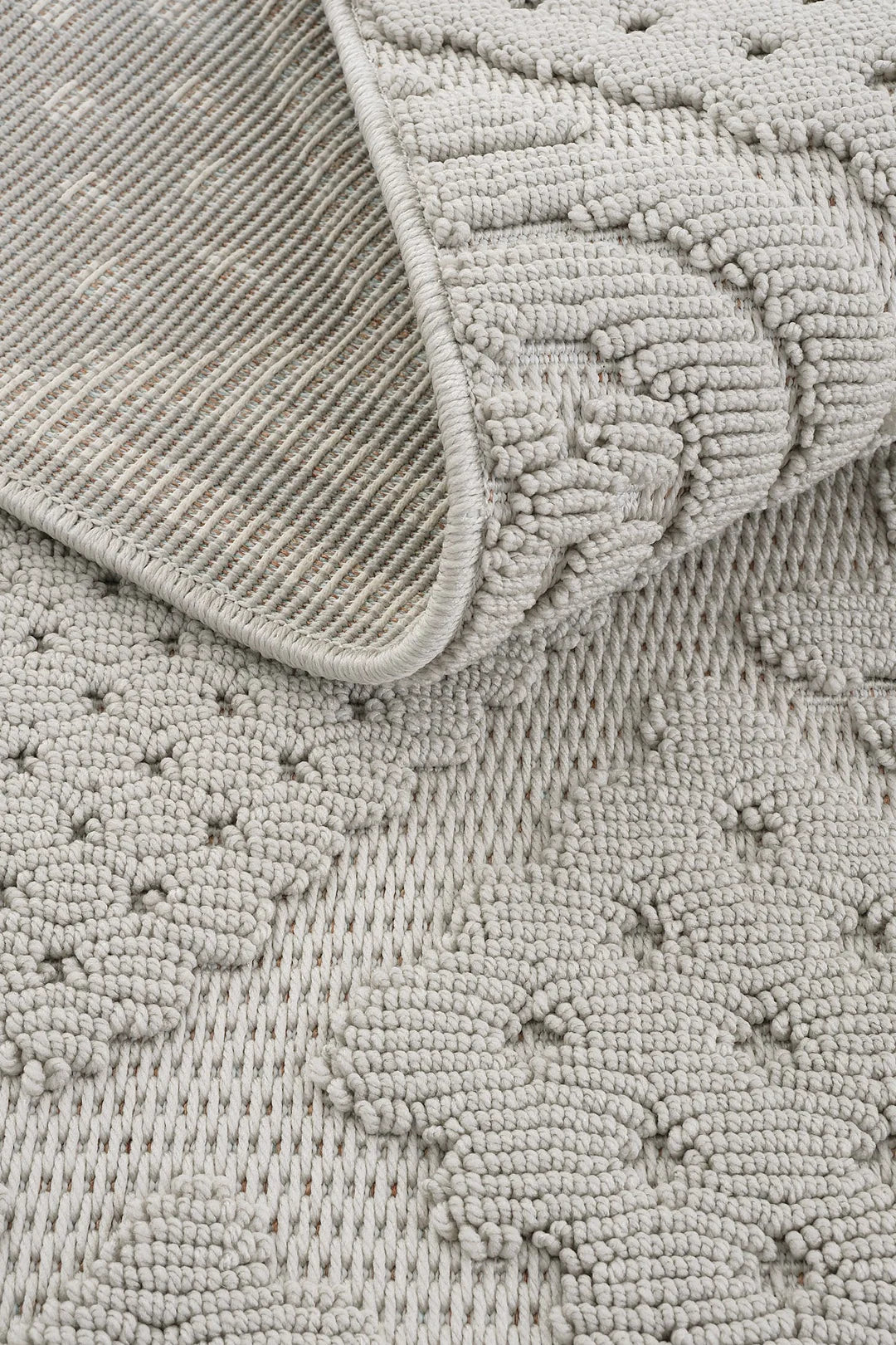 Kabartmalı krem renkli dokuma pamuk halı detayı ve ters yüzü görünümü