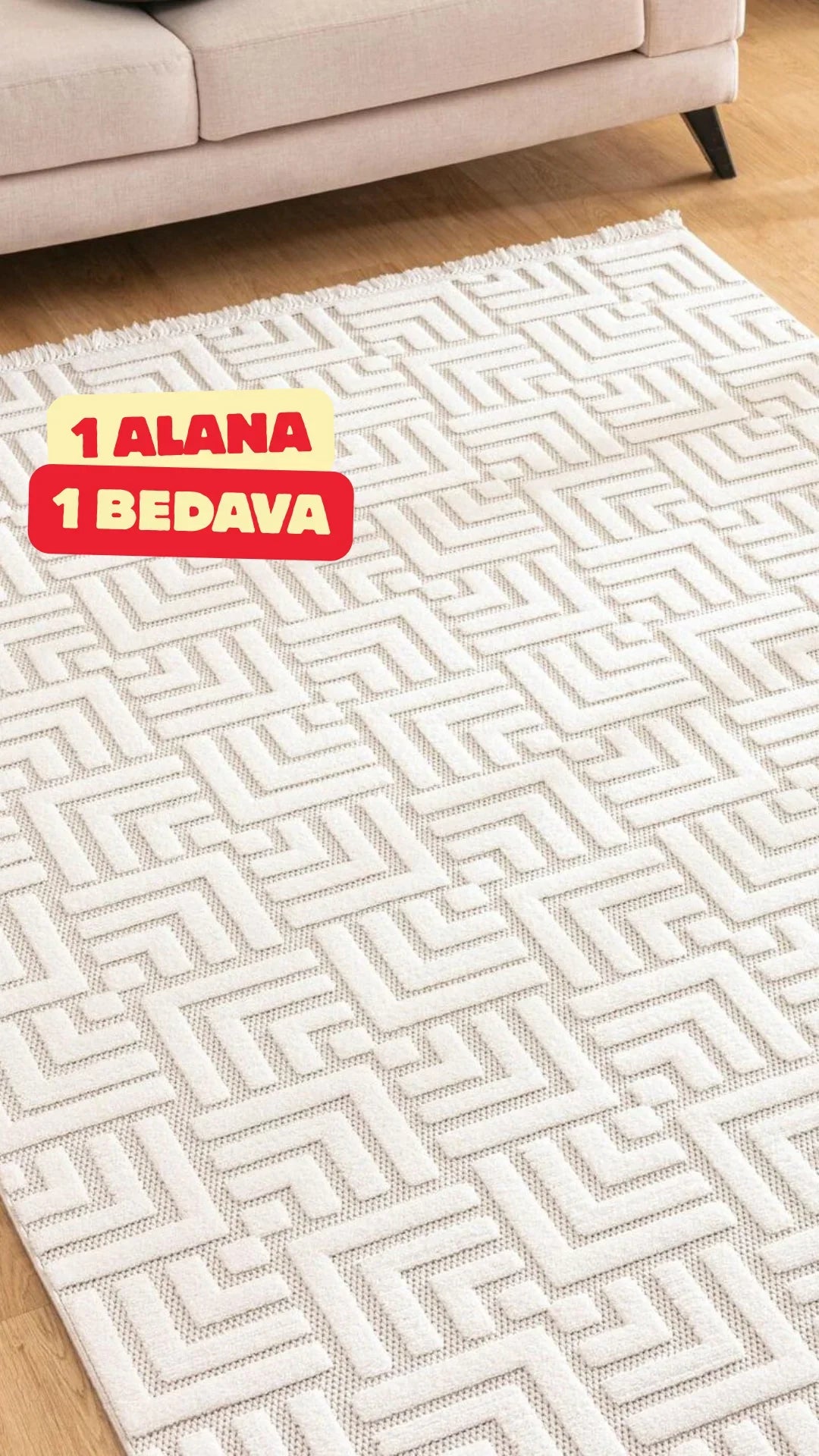 Ahşap zemin üzerinde desenli beyaz kilim ve arka planda krem tonlarda koltuk