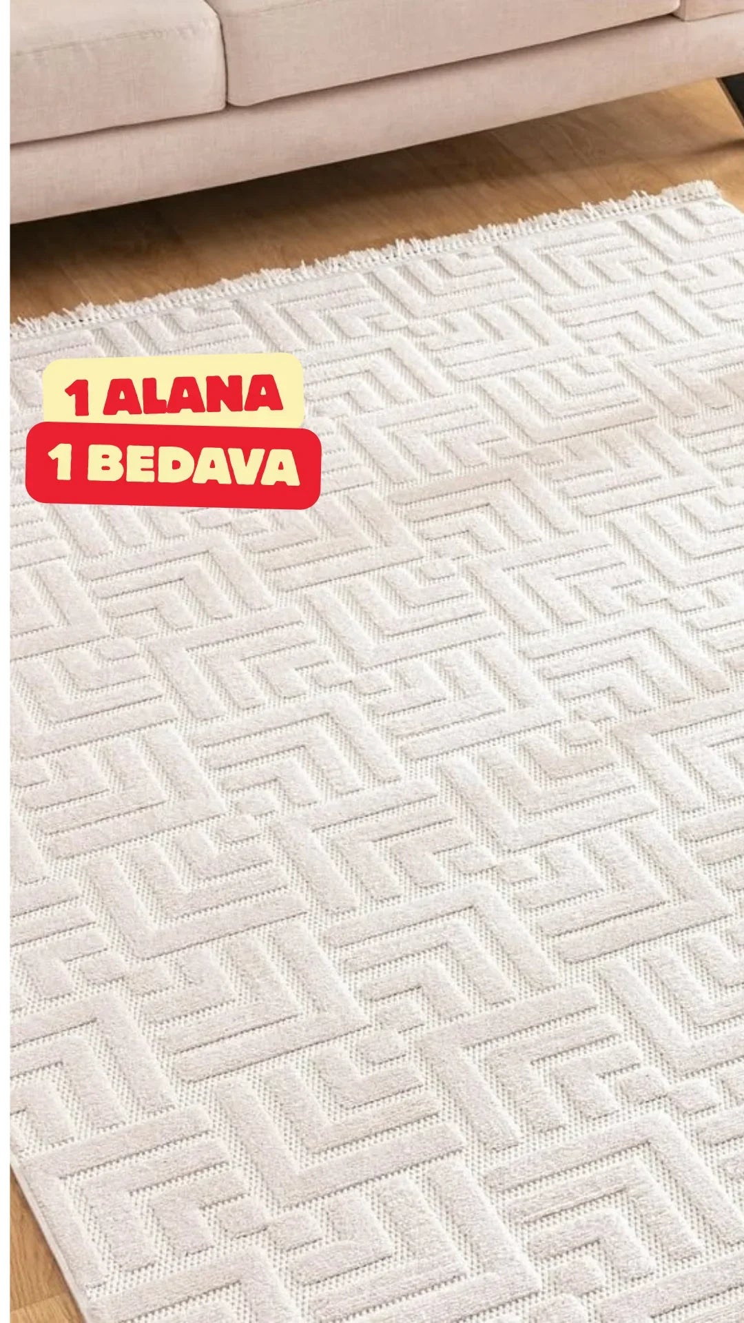 Modern açık krem halı, geometrik desenler, parke zemin ve açık renk koltuk yanında