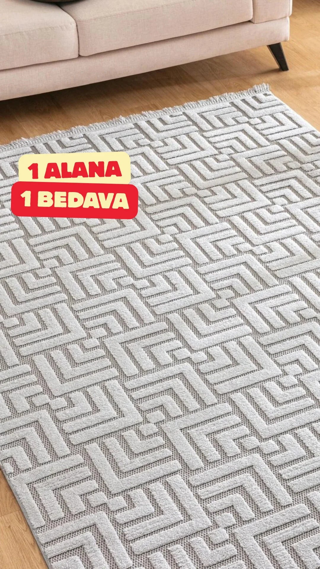 Geometrik desenli gri halı, ahşap zemin üzerinde, koltuk altı detay