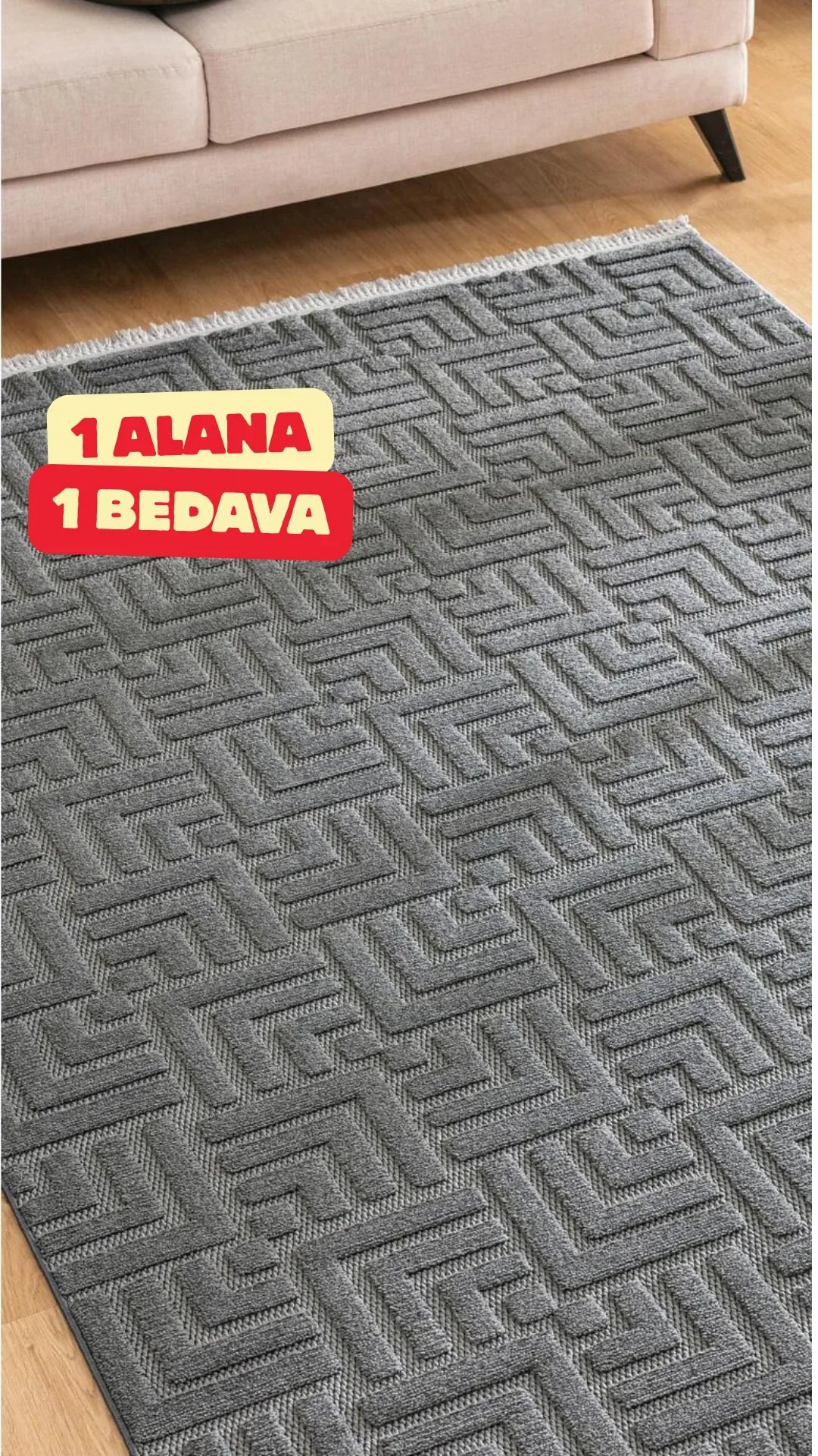 Gri desenli halının altında açık renk koltuk, 1 alana 1 bedava kampanyası etiketi