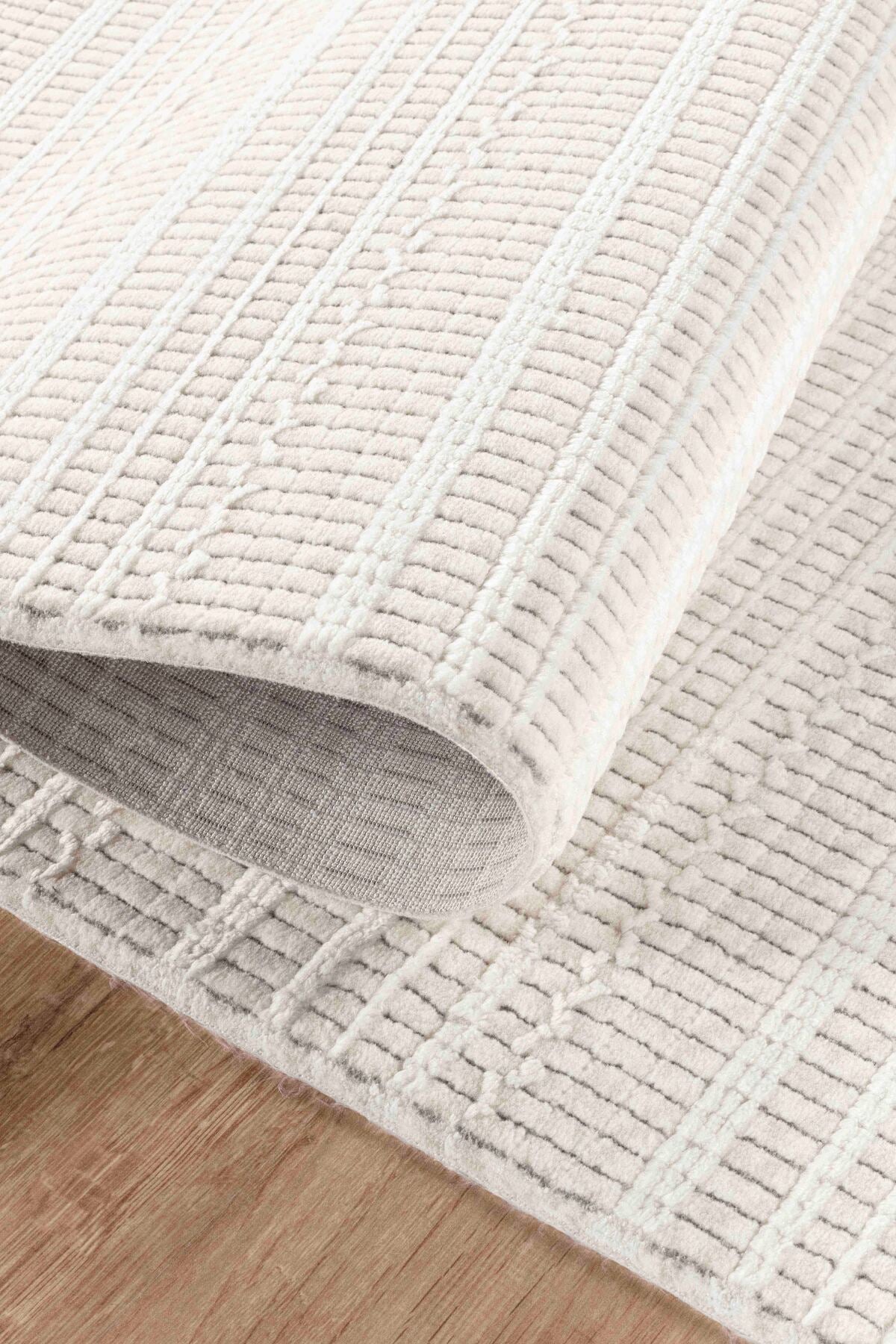 Desenli beyaz salıncağı kıvrılmış yumuşak dokulu halı üzerinde açık zemin