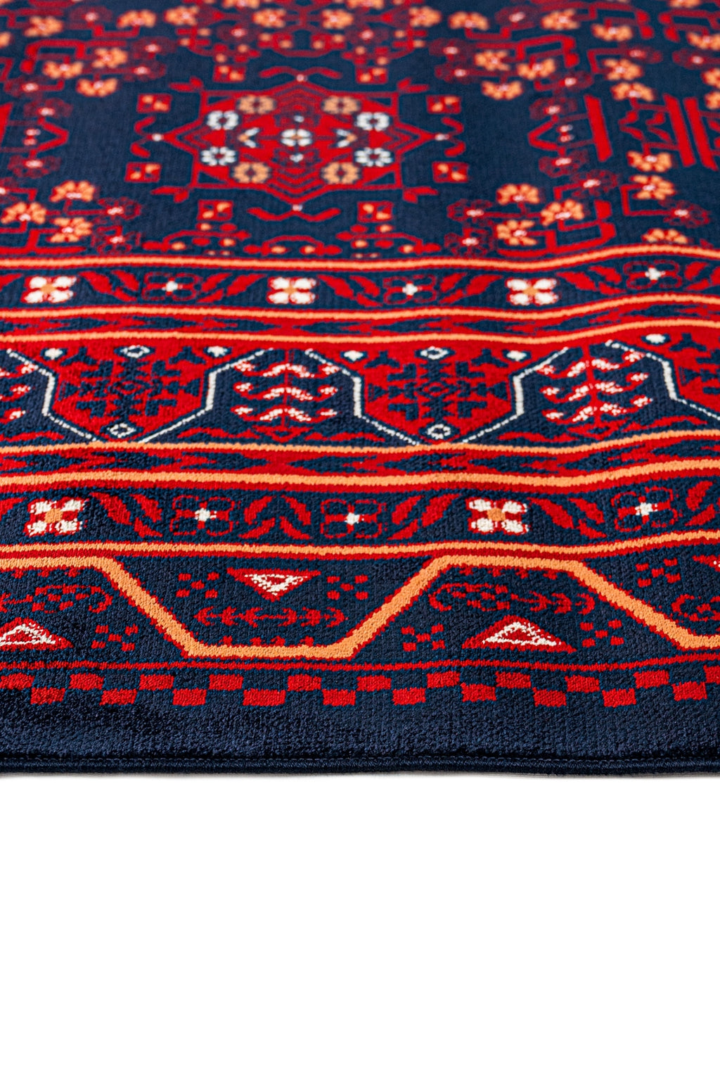 Kırmızı ve lacivert renklerde çiçek ve geometrik desenli geleneksel halı detayı