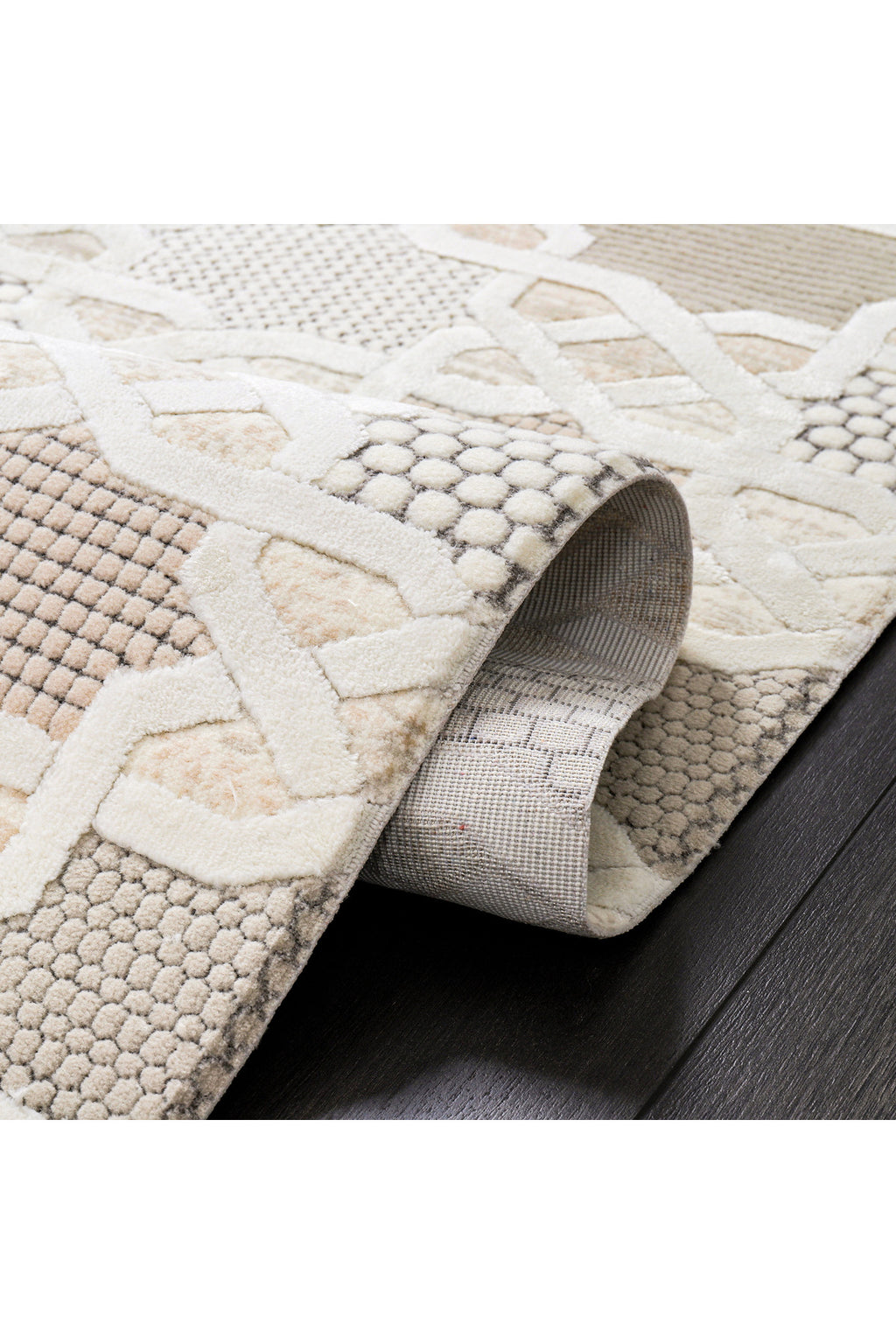 Bej ve krem renklerde dokulu geometrik desenli lüks modern halı detayı