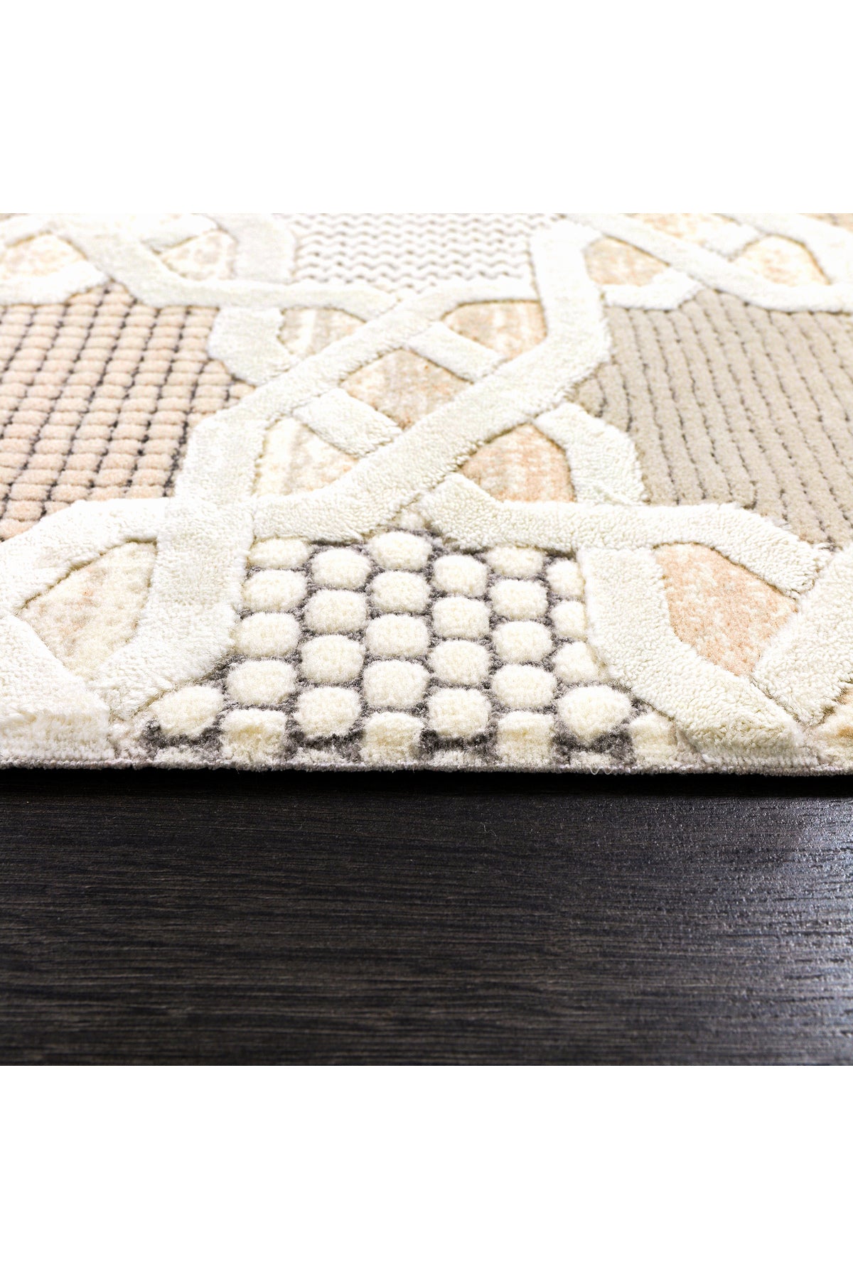 Bej, krem ve kahverengi renklerde soyut geometrik desenli modern kabartmalı halı detayı