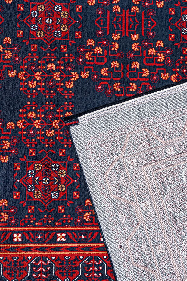 Kırmızı ve turuncu çiçek desenli lacivert geleneksel Türk halısı detayları, halının köşesi açılmış