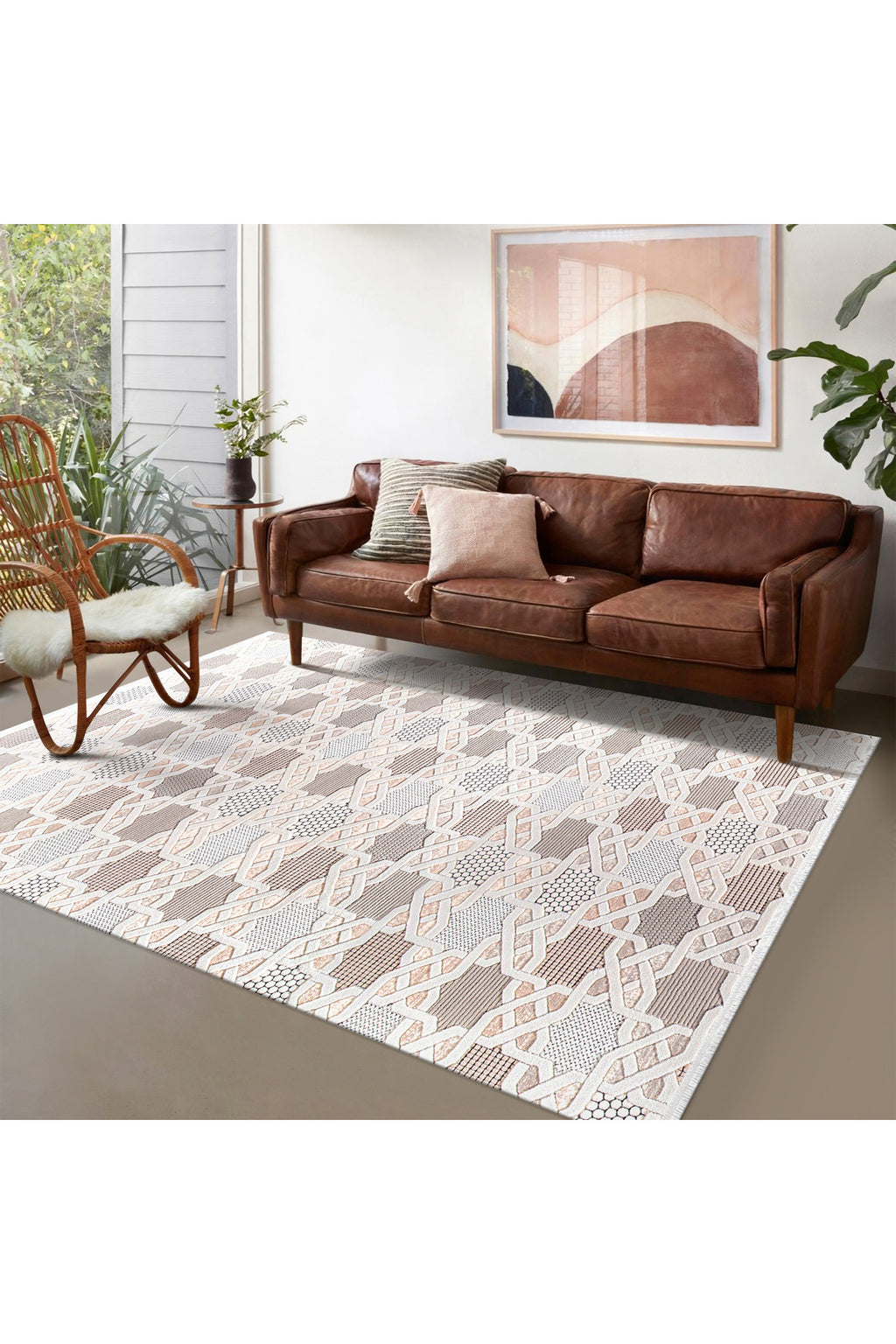 Deri kanepe önünde bej ve kahverengi geometrik desenli modern oturma odası halısı