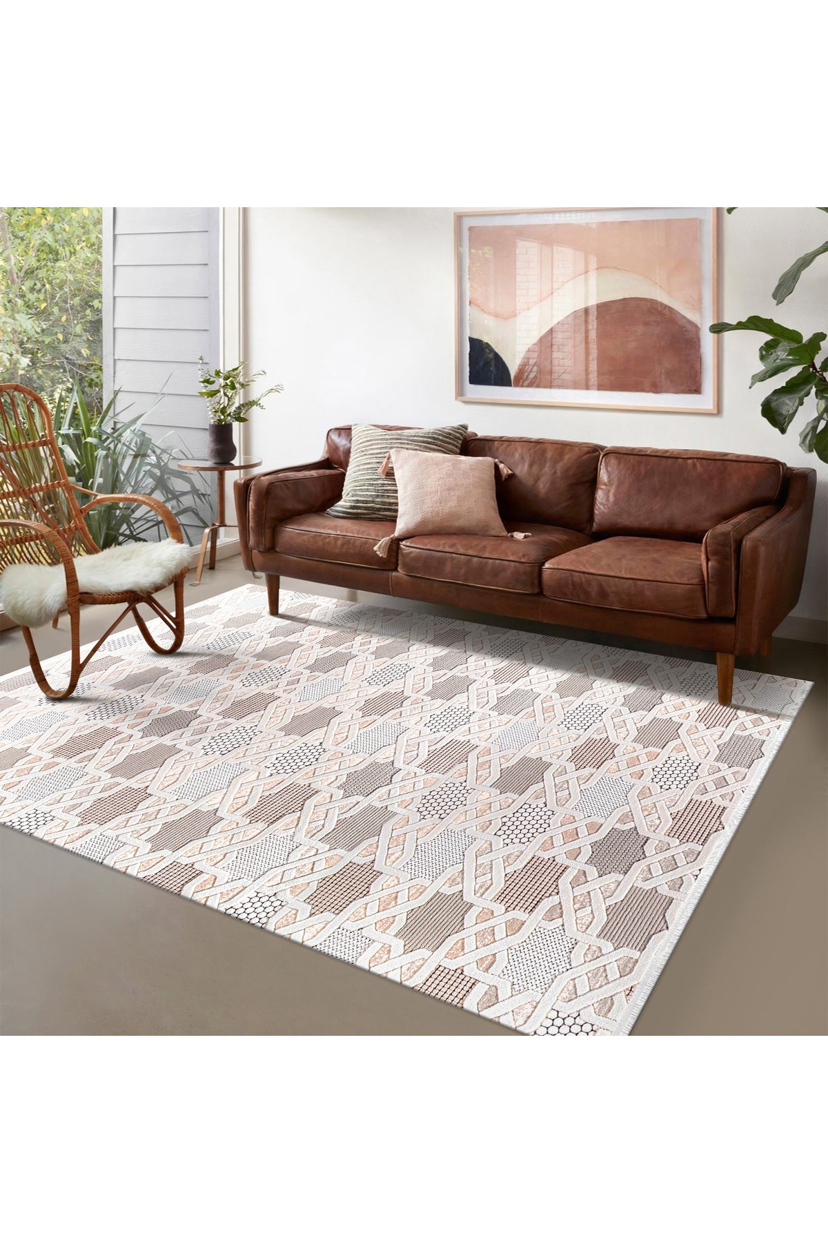 Deri kanepe önünde bej ve kahverengi geometrik desenli modern oturma odası halısı