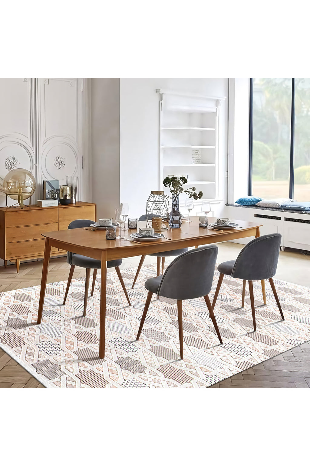 Modern ahşap yemek masası, gri sandalyeler, dekoratif obje ve büyük pencereli dinlenme odası