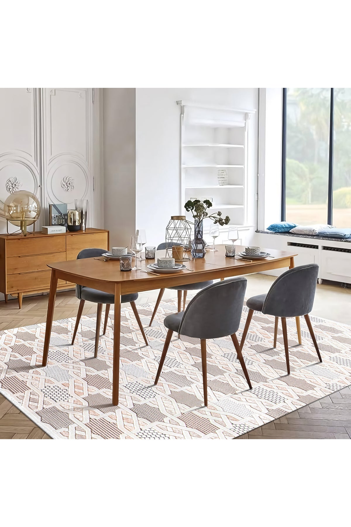 Modern ahşap yemek masası, gri sandalyeler, dekoratif obje ve büyük pencereli dinlenme odası