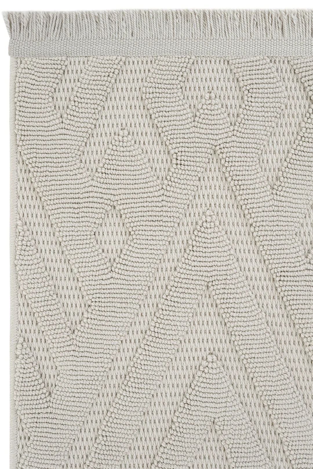 Krem renkte geometrik desenli kabartmalı makrome dokuma duvar halısı