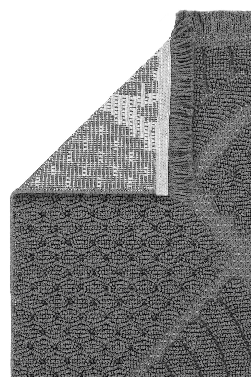 Gri renkli dokulu dekoratif halı, lifli ve örgü detaylı, köşesi katlanmış