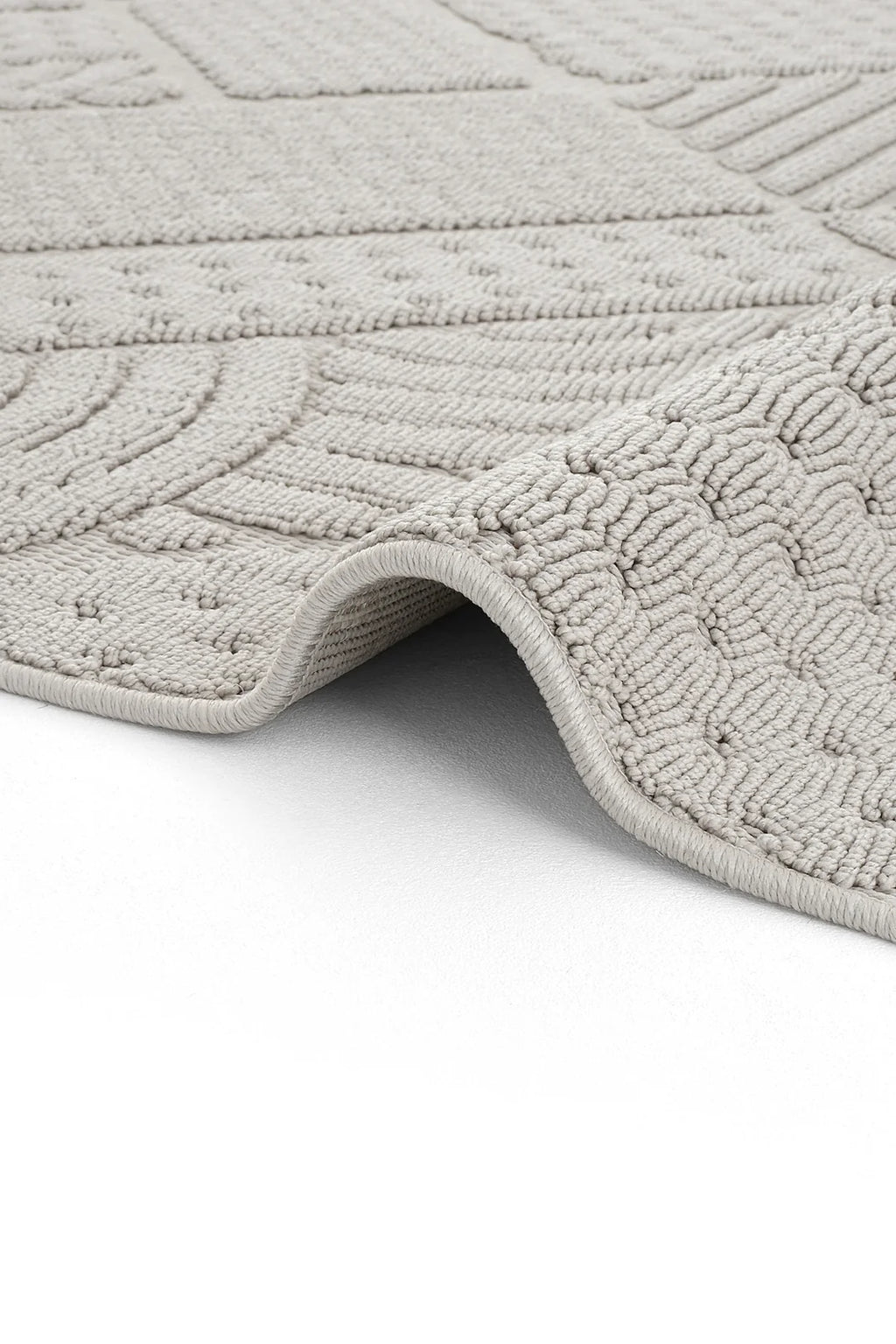 Açık gri renkli, dokulu geometrik desenli dekoratif halı detayı