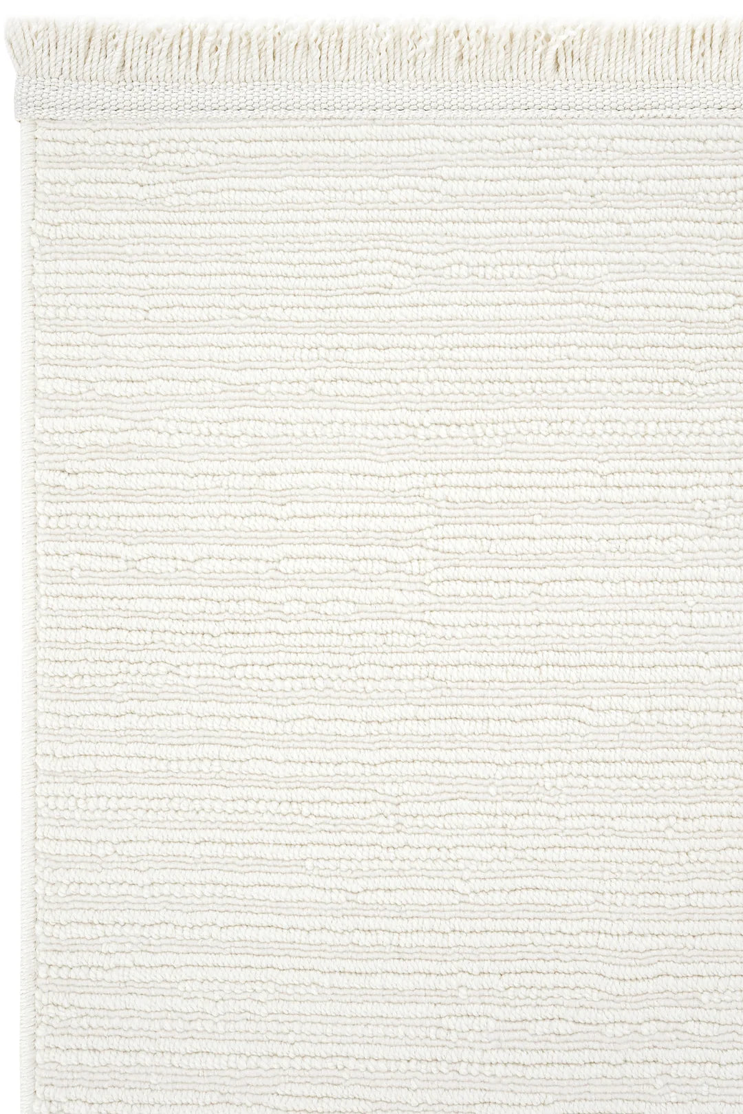 Beyaz renkli dokulu dokuma halı, üst kenarında püsküllü tasarım