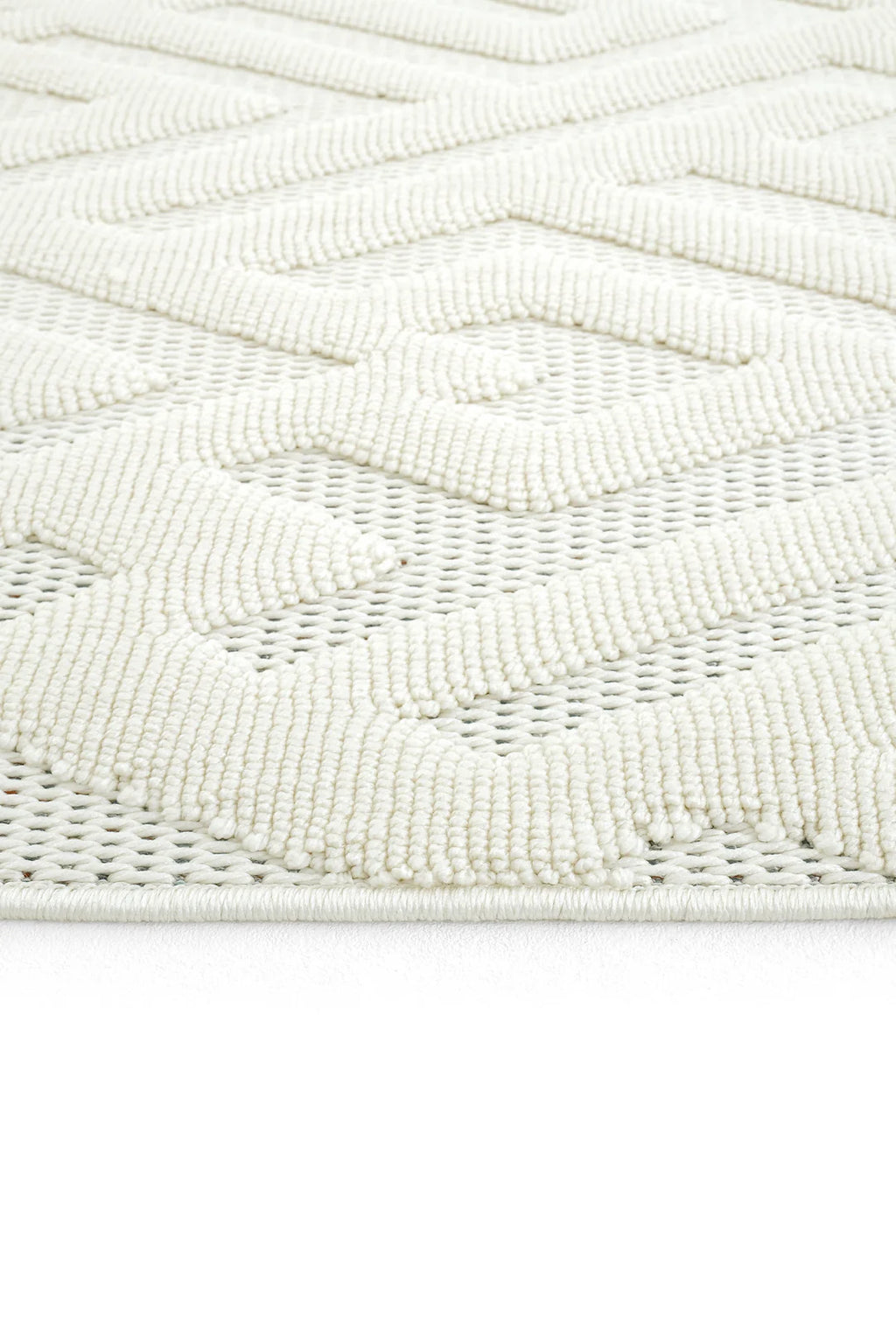 Beyaz renkli, soyut geometrik desenli dokuma modern halı detay görüntüsü