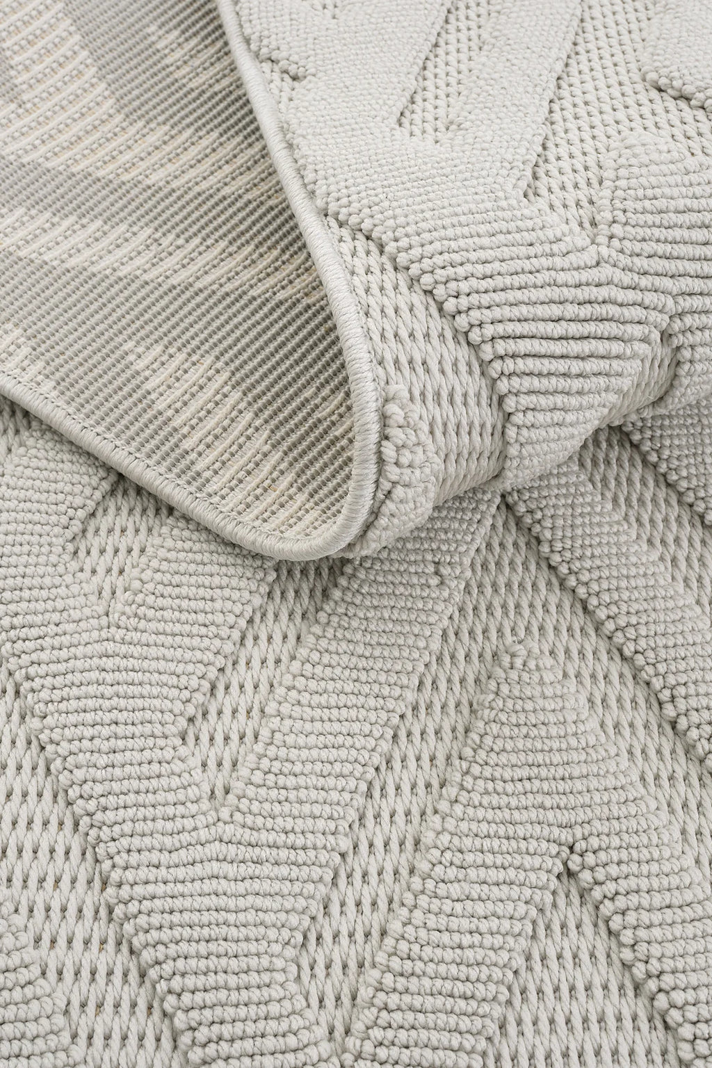 Bej renkli yumuşak dokulu geometrik desenli örgü battaniye