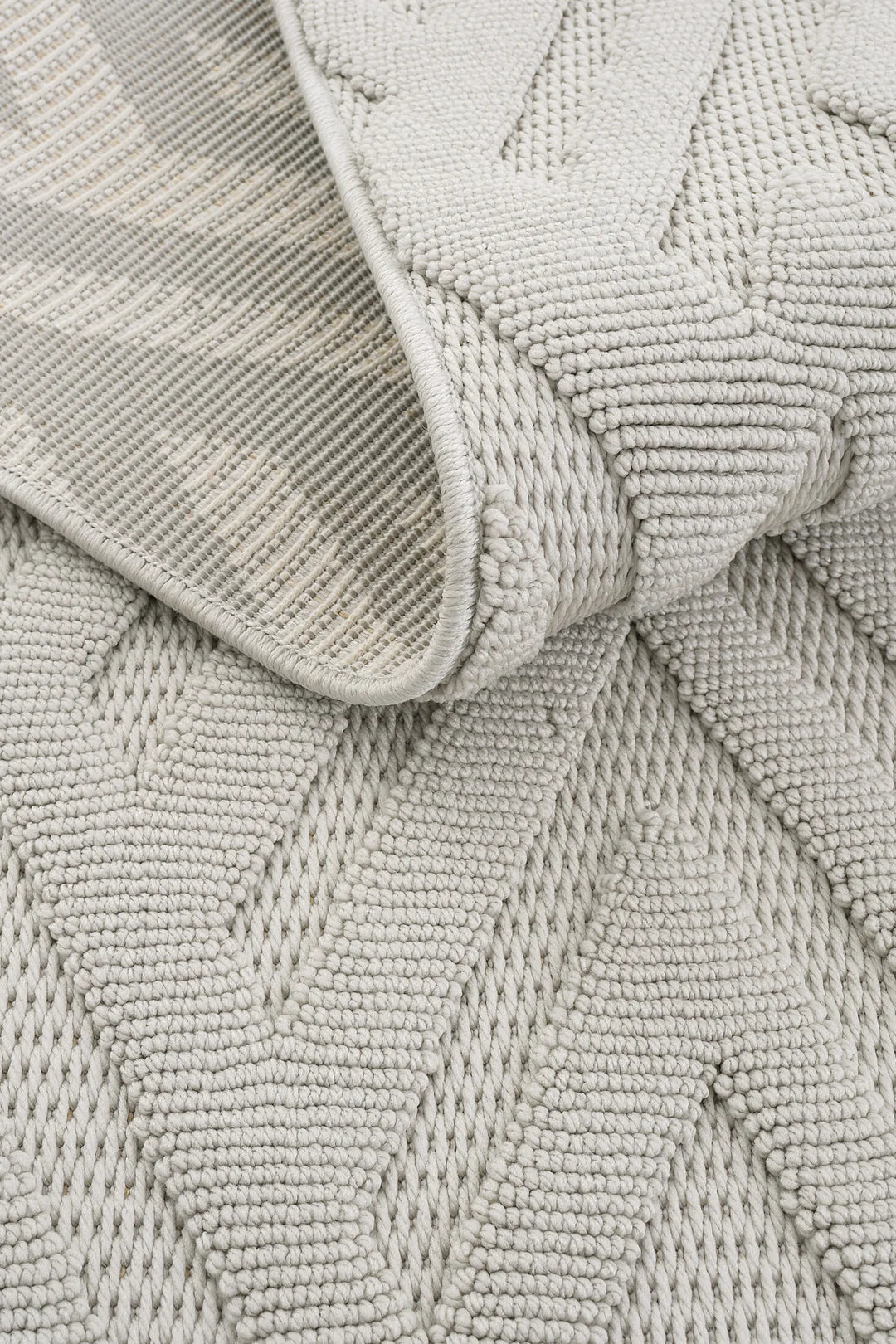 Bej renkli yumuşak dokulu geometrik desenli örgü battaniye