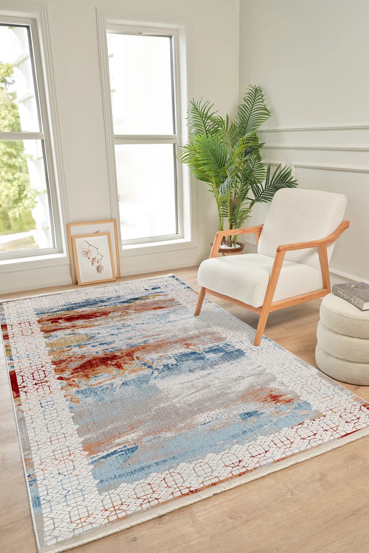 Modern bej koltuklu oturma odasında renkli desenli halı ve dekoratif yapay bitki