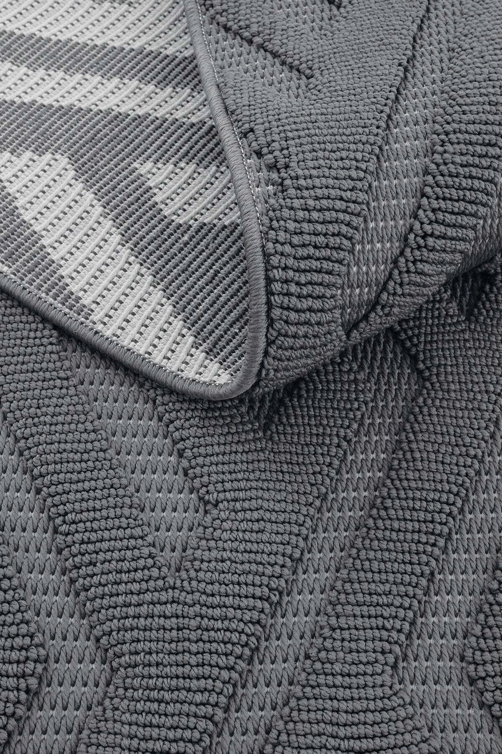 Gri nötr tonlarda dokuma geometrik desenli yumuşak dokulu halı detay görüntüsü