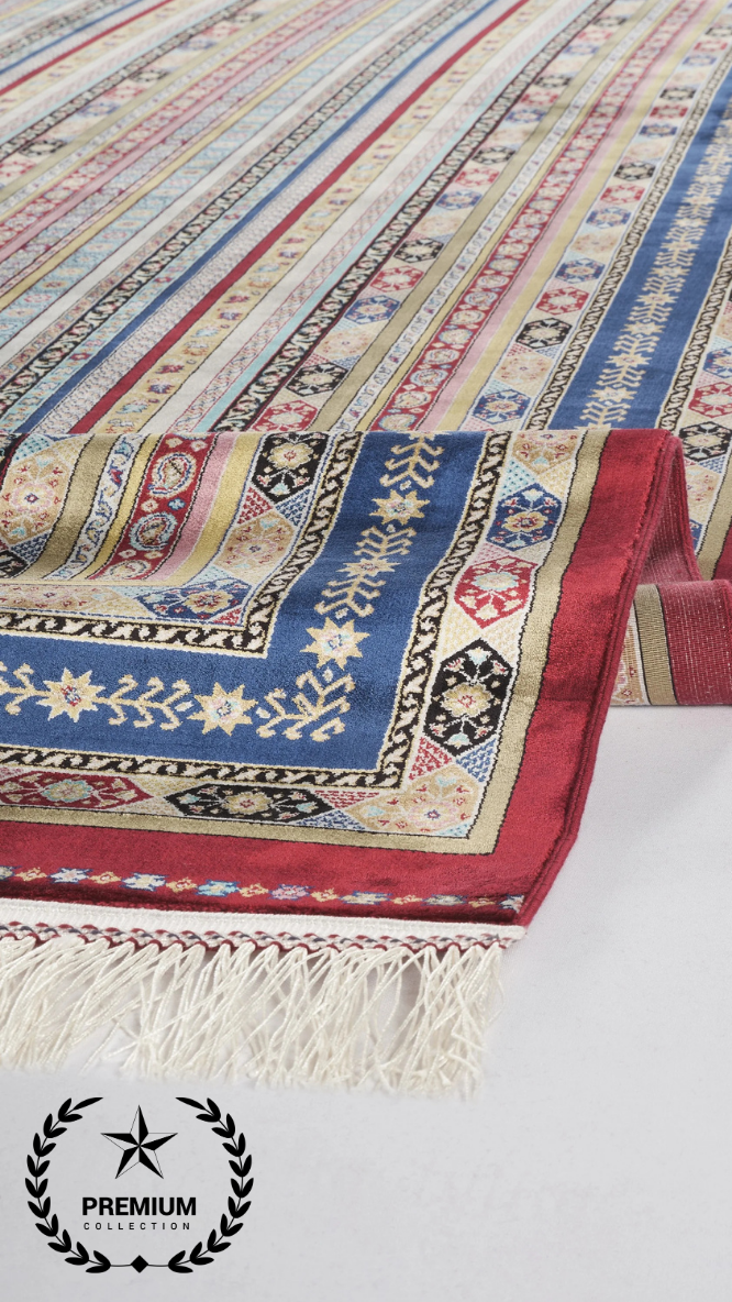 Kırmızı, mavi ve bej renkli klasik desenli dekoratif halı, püsküllü kenarla ve şık motiflerle