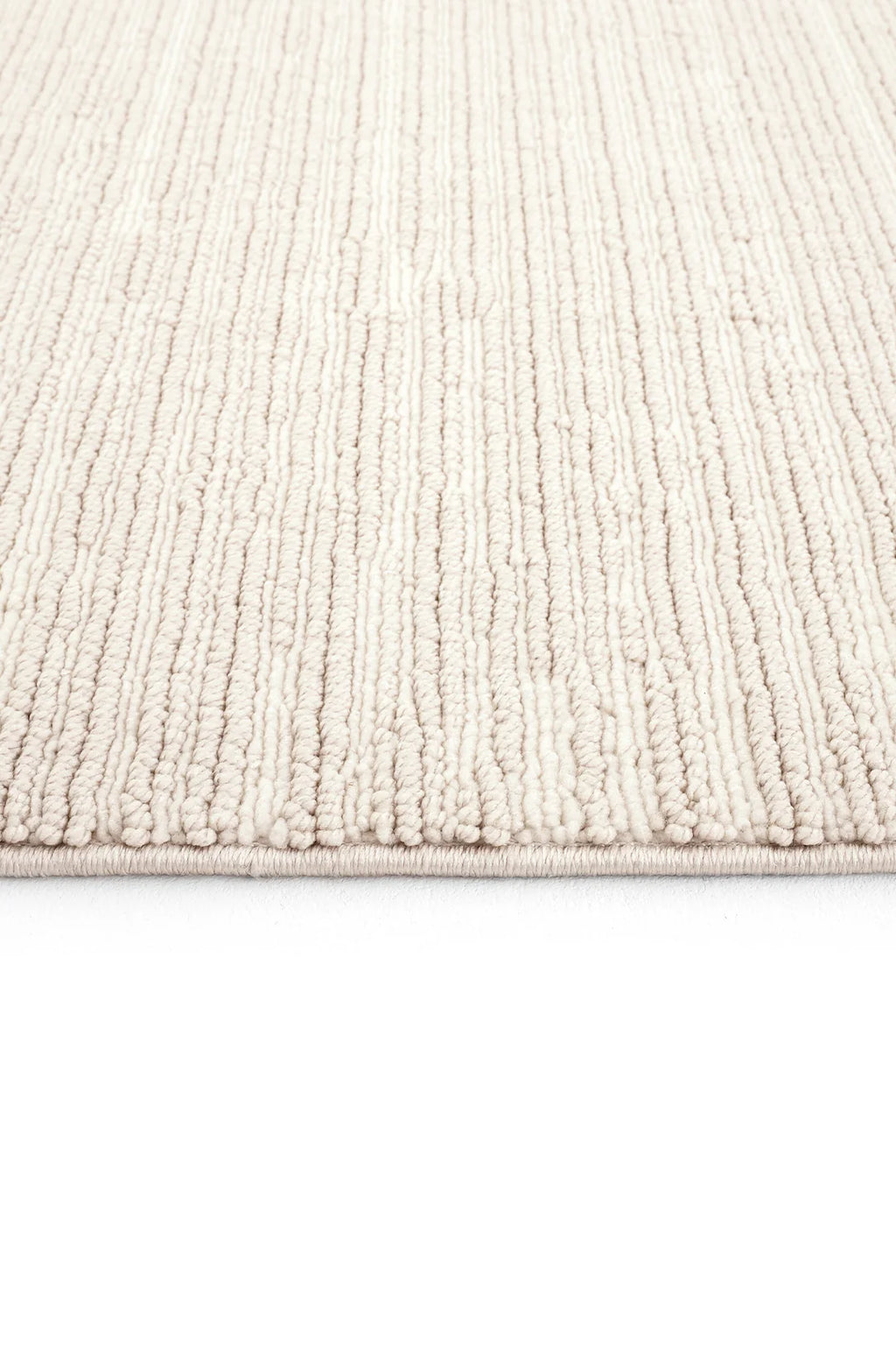 Bej renkli dokulu ince çizgili yumuşak halı kenarı detayları