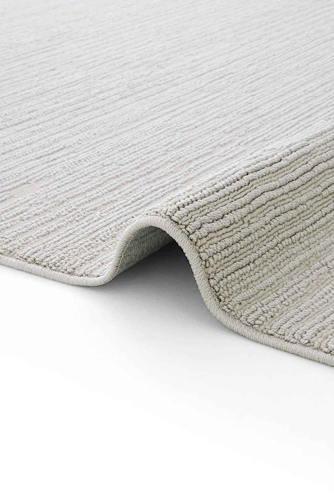 Krem rengi dokulu yumuşak zemin halısı, kenarı kıvrılmış