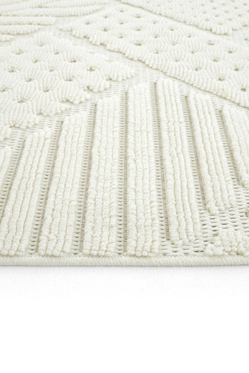 Krem rengi kabartmalı geometrik desenli dokulu dekoratif halı detayı