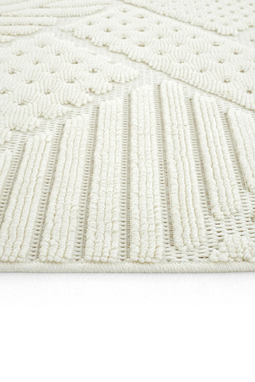 Krem rengi kabartmalı geometrik desenli dokulu dekoratif halı detayı