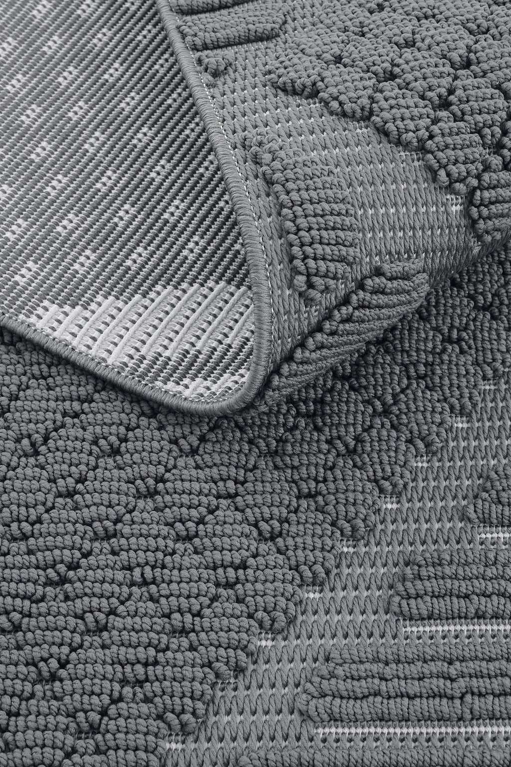 Koyu gri kabartmalı desenli yumuşak dokulu banyo paspası üstten detay görüntü