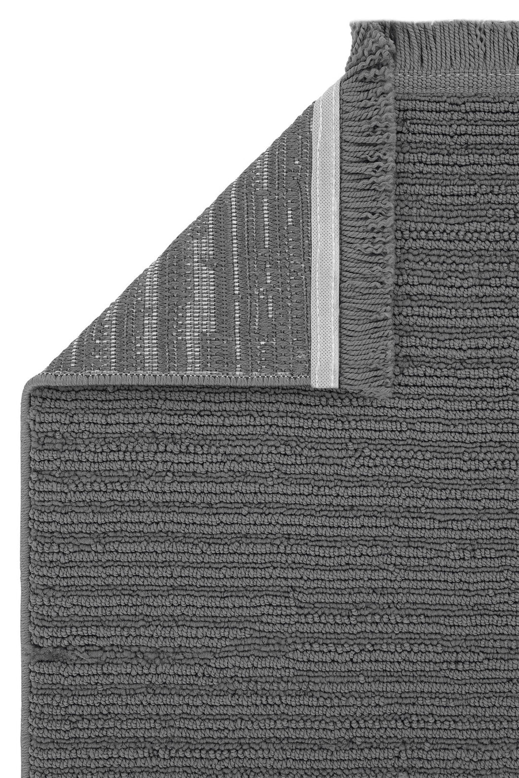 Gri renkli dokulu bany matı, kenarında püsküllü detay ve ters çevrilmiş köşe görünümü