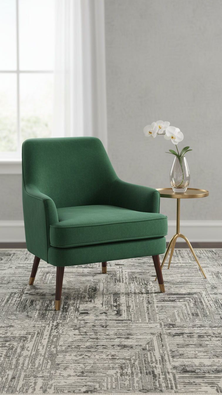 Yeşil koltuk ve şeffaf vazoda beyaz orkide ile altın renk yan sehpa, modern oturma odası