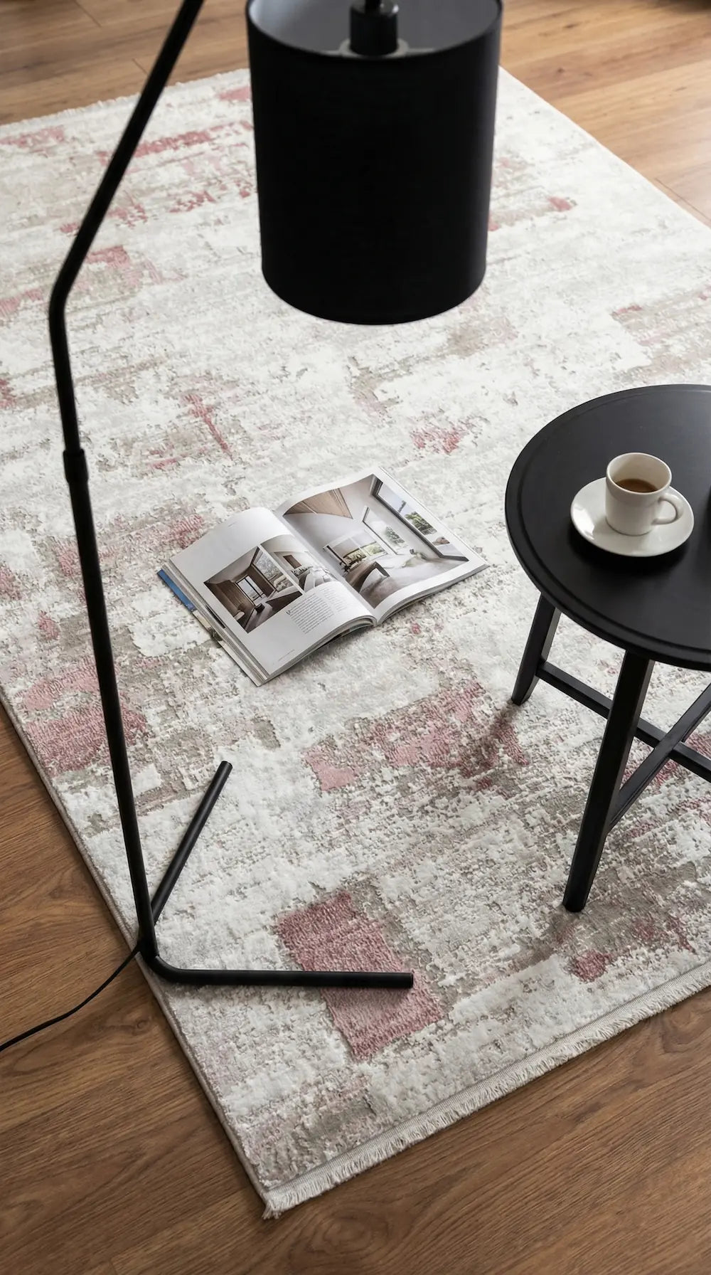 Zev Vogui Gül Kurusu ve Bej Soyut Desenli Modern Halı St040 160x230