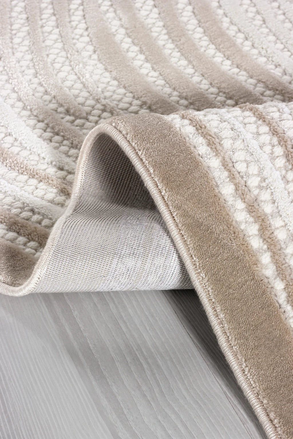 Krem tonlarında yumuşak dokulu, makine halısı, salon ve koridor için yolluk