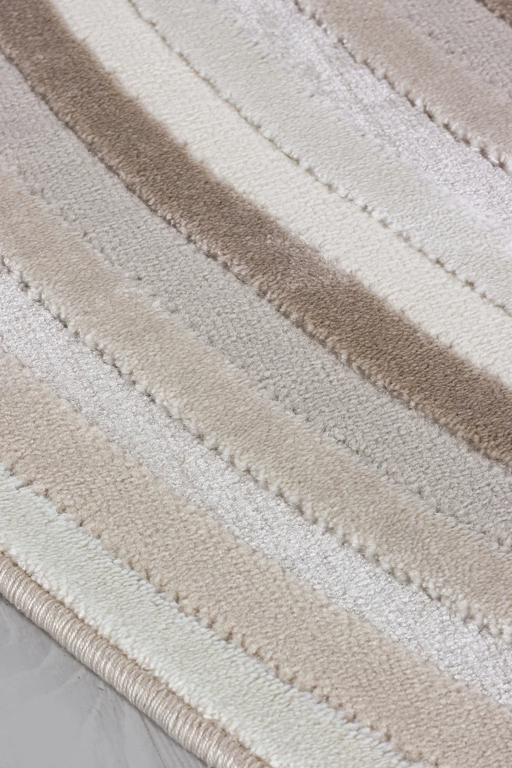 Krem, bej ve kahverengi tonlarında yumuşak dokulu makine halısı detayları