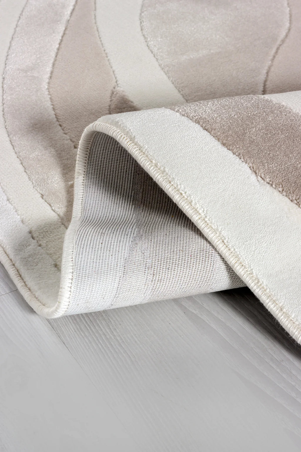 Krem tonlarında yumuşak dokulu salon ve oturma odası için modern dekor halısı