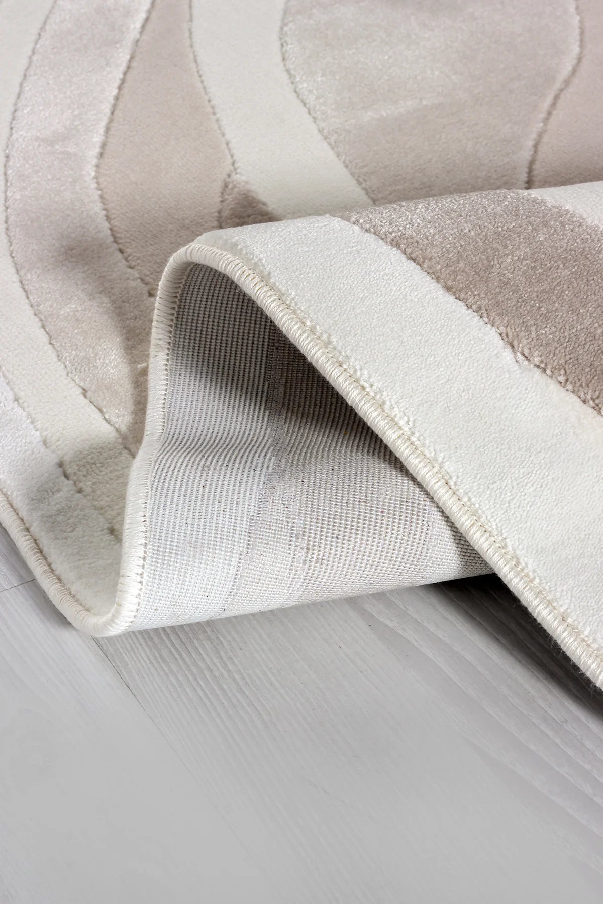 Krem tonlarında yumuşak dokulu salon ve oturma odası için modern dekor halısı