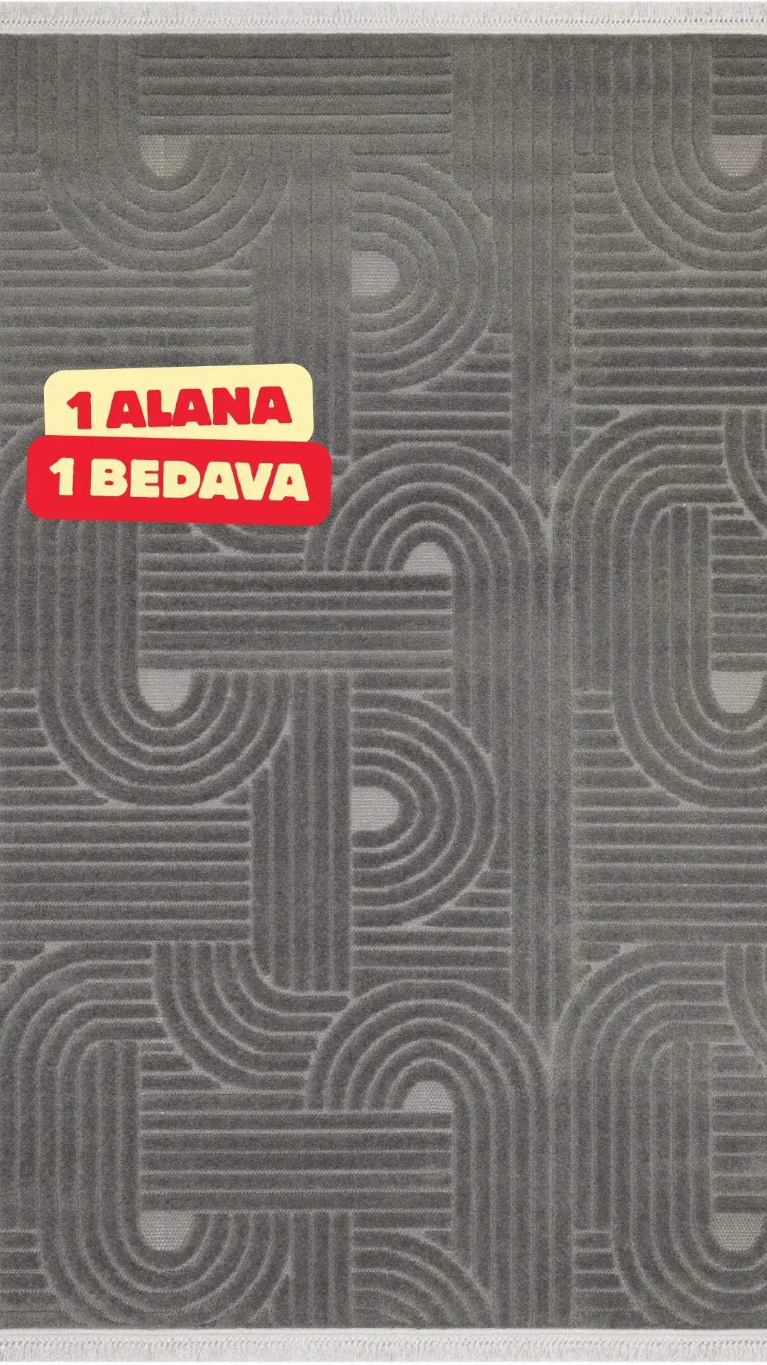 Antrasit renkli geometrik desenli halı üzerinde 1 alana 1 bedava indirim yazısı