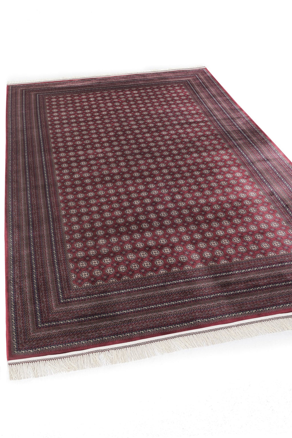 Bordo zeminli, beyaz desenli klasik halı, kenarlarında detaylı bordür ve beyaz püsküller