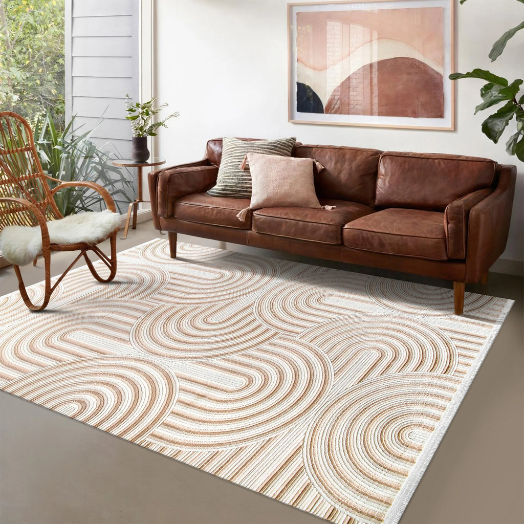 Krem kahve renkli, soyut desenli yumuşak dokulu salon halısı, kahverengi deri kanepe ve hasır sandalye