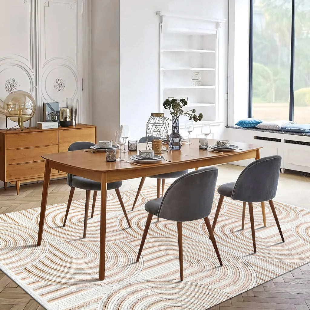 Modern yemek odası krem kahve halı, ahşap masa, gri sandalye ve büyük pencere manzarası