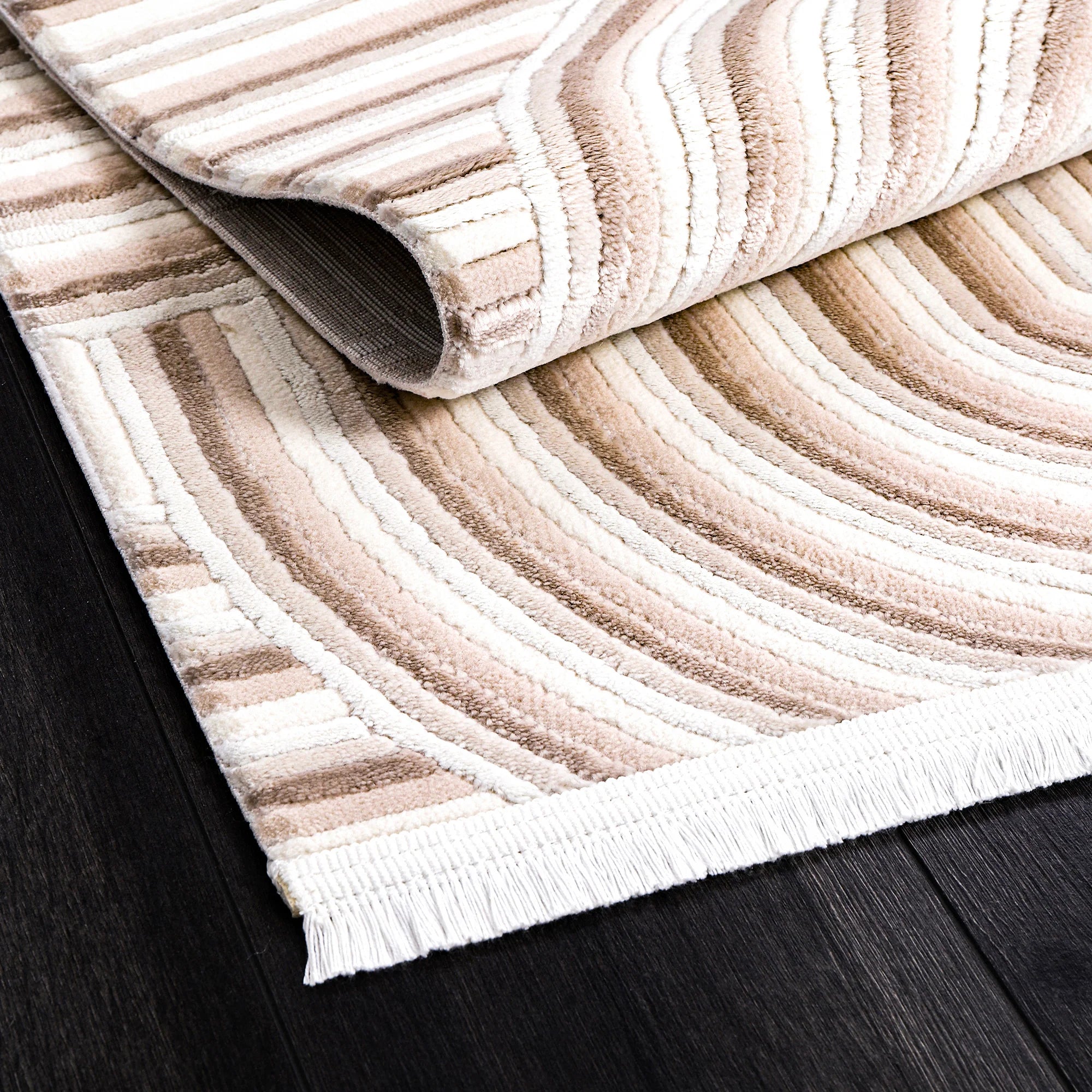 Krem kahve tonlarında yumuşak dokulu, geometrik desenli makine halısı, koyu ahşap zeminde