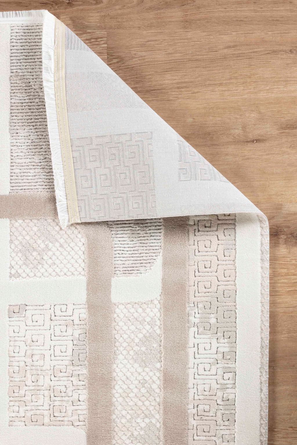 Krem kahve yumuşak dokulu geometrik desenli modern salon halısı, ahşap zemin üzerinde