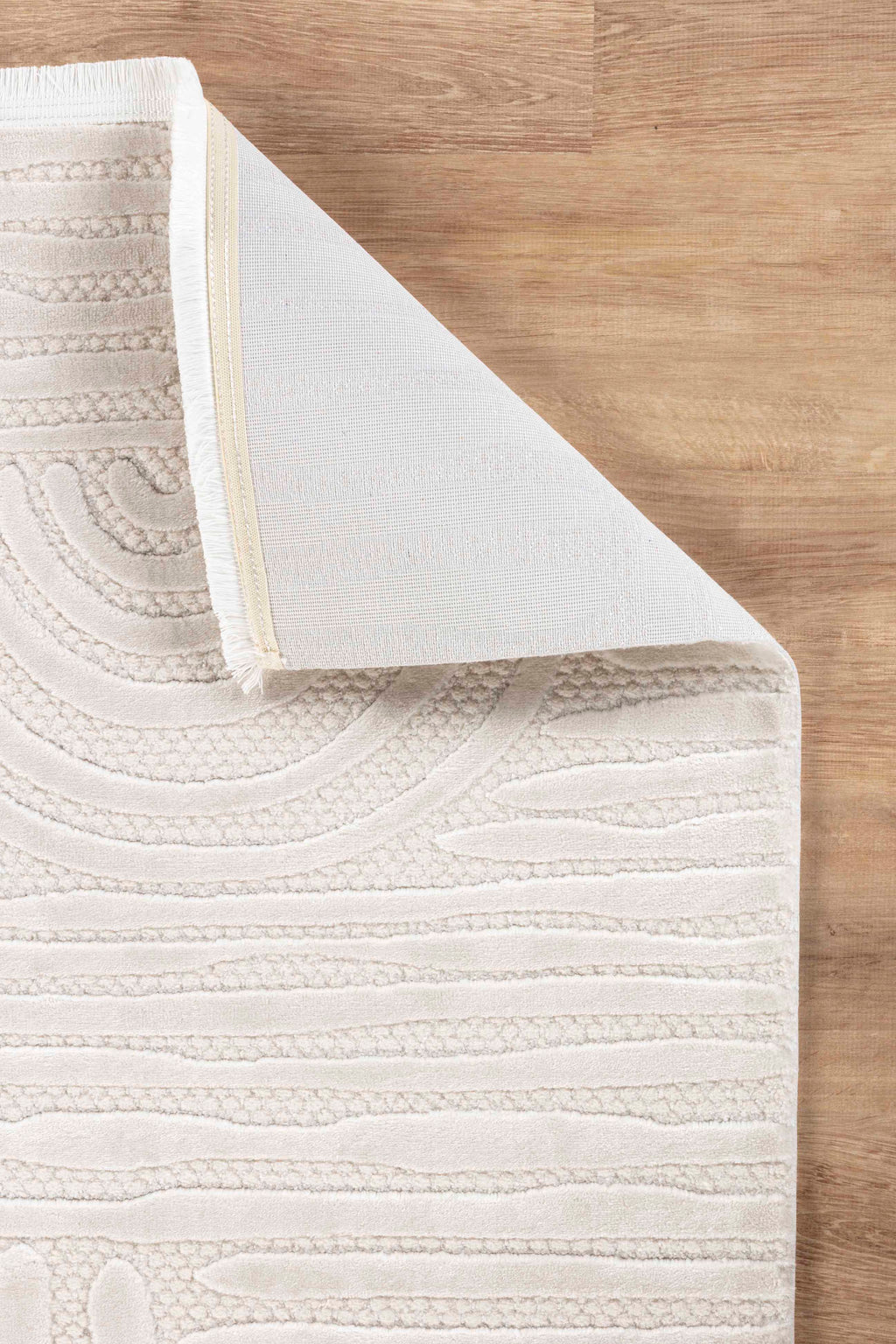 Krem kahverengi yumuşak dokulu desenli salon, mutfak ve koridor halısı, ahşap zemin üzerinde katlanmış köşe