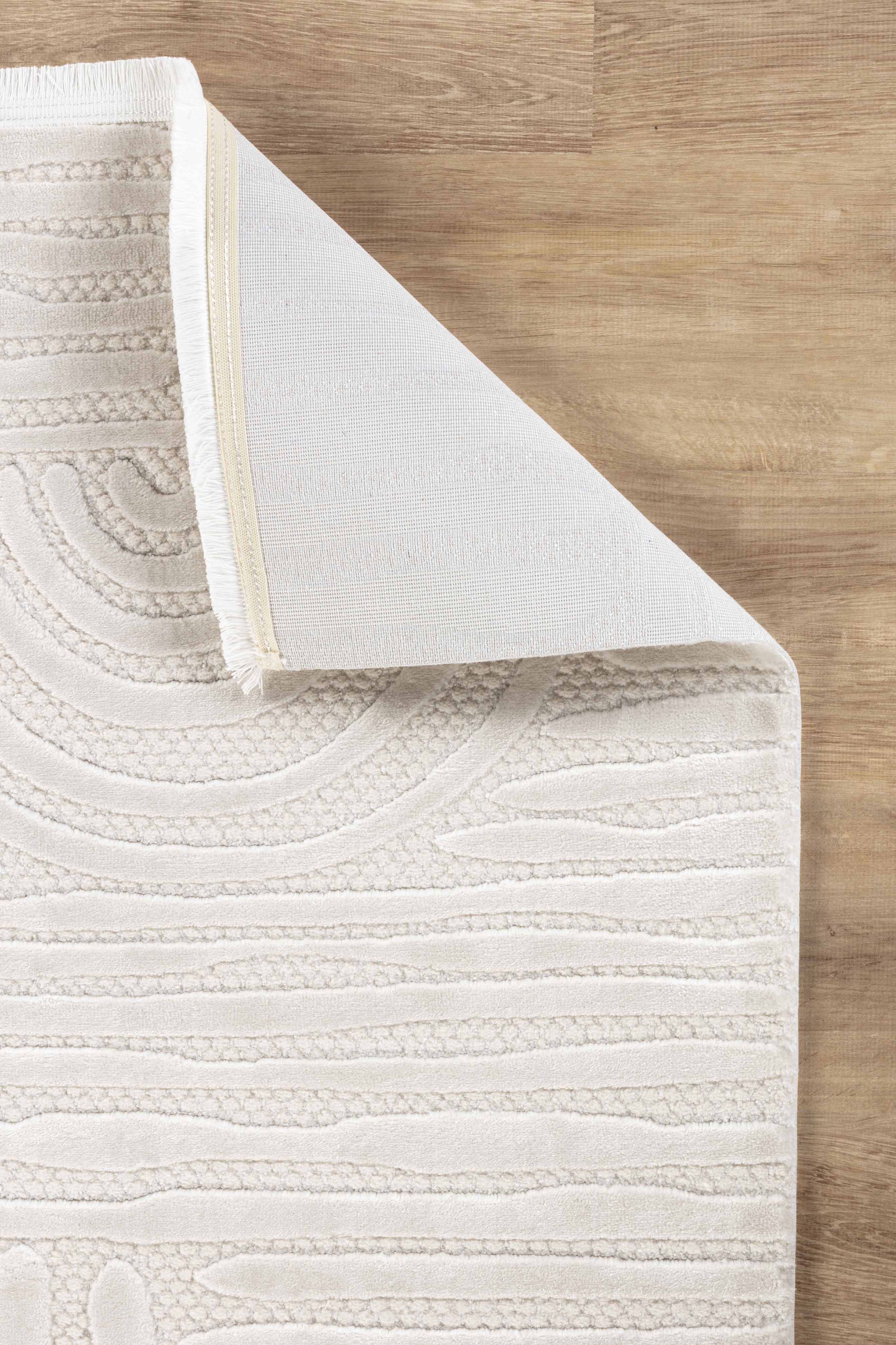 Krem kahverengi yumuşak dokulu desenli salon, mutfak ve koridor halısı, ahşap zemin üzerinde katlanmış köşe