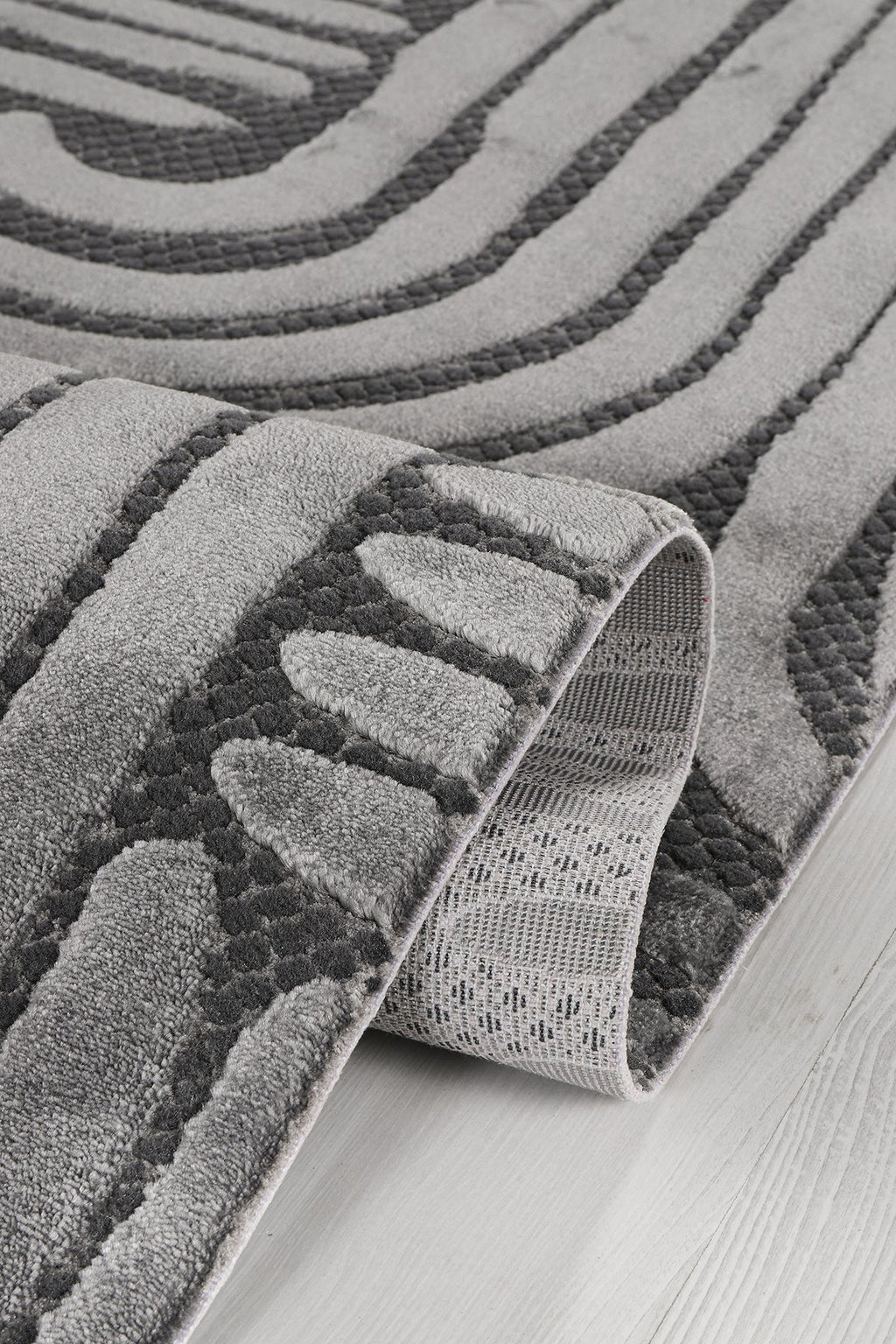 Antrasit ve gri renklerde yumuşak dokulu, desenli salon ve mutfak halısı, makine halısı