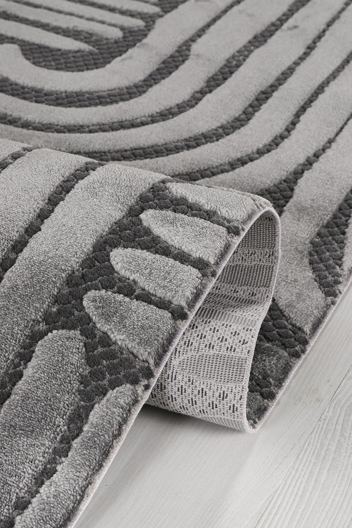 Antrasit ve gri renklerde yumuşak dokulu, desenli salon ve mutfak halısı, makine halısı