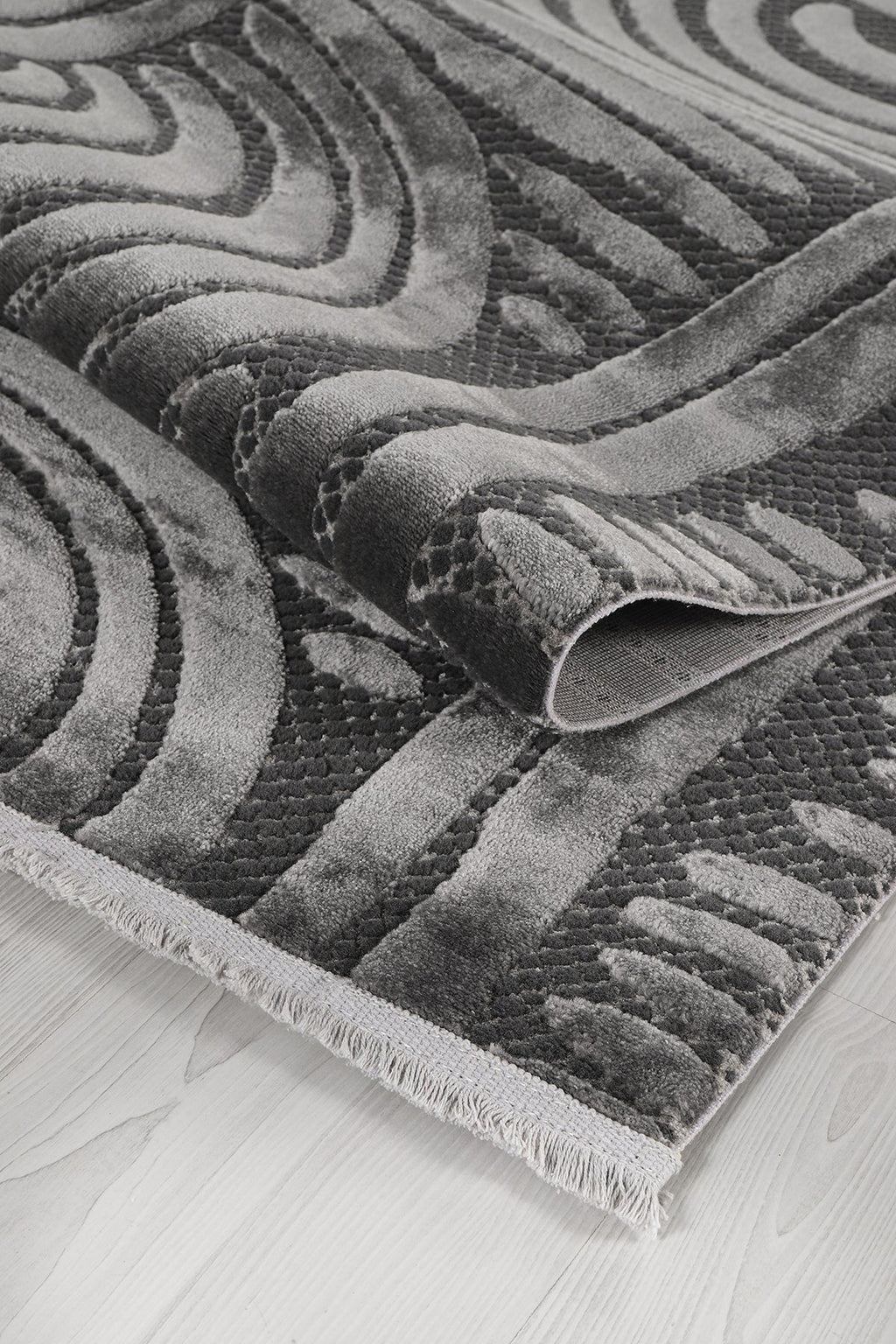 Antrasit renkli yumuşak dokulu, desenli salon ve mutfak halısı, açık renk parke üzerinde